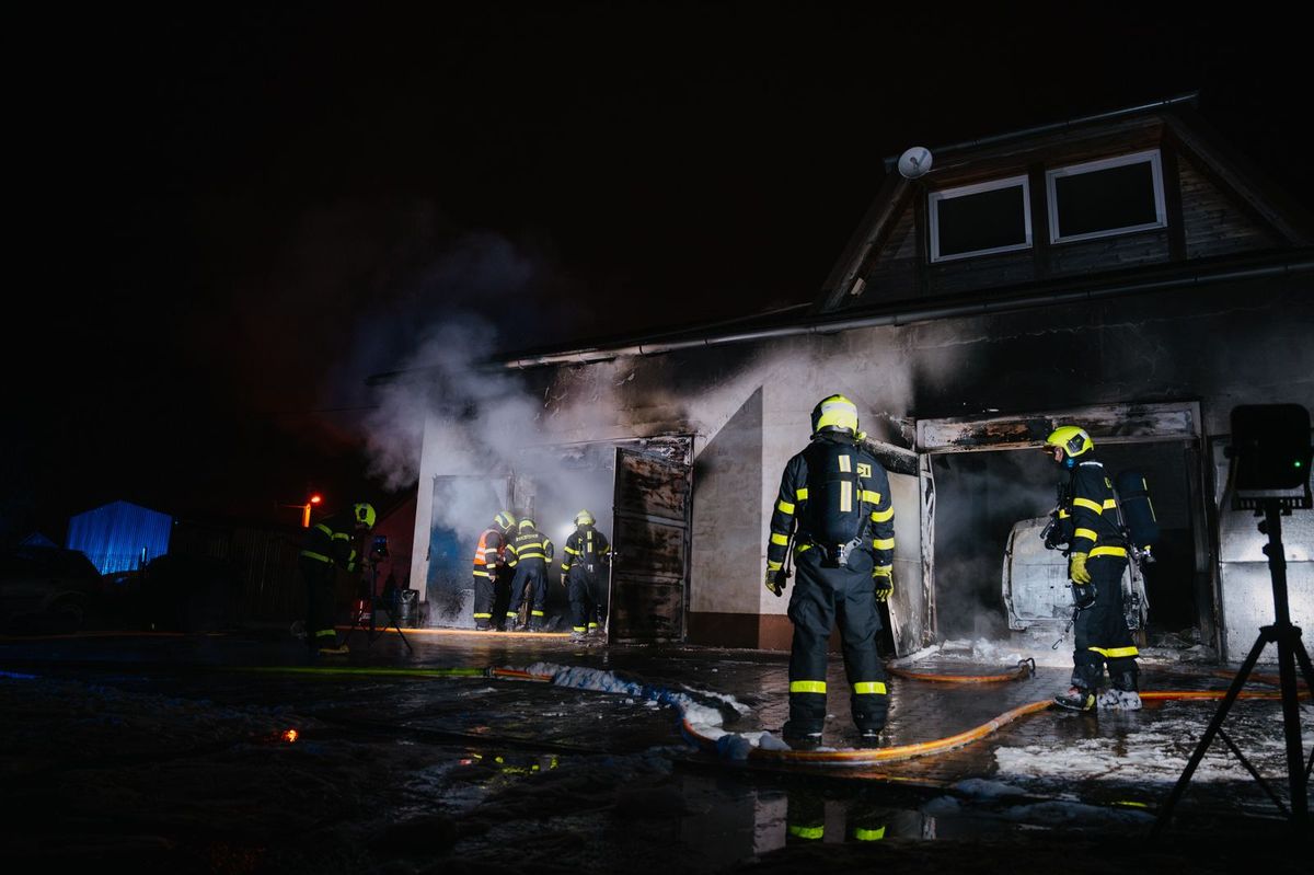 Požár v noci zničil autoservis v Českém Těšíně, shořela i tři auta