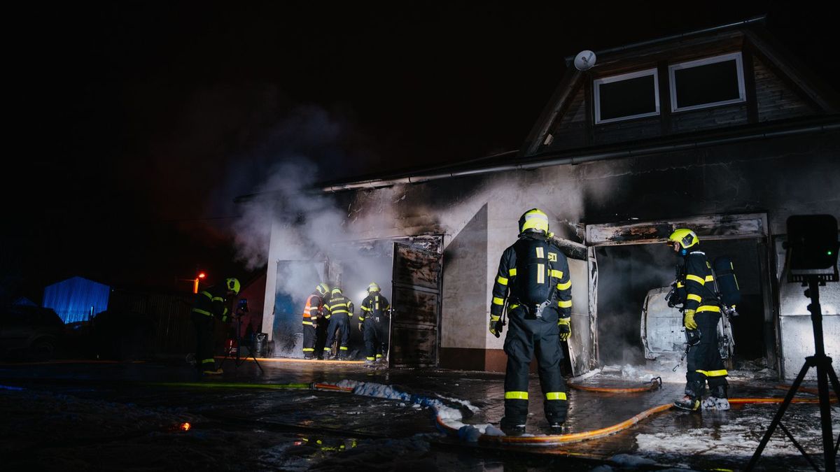 Požár v noci zničil autoservis v Českém Těšíně, shořela i tři auta