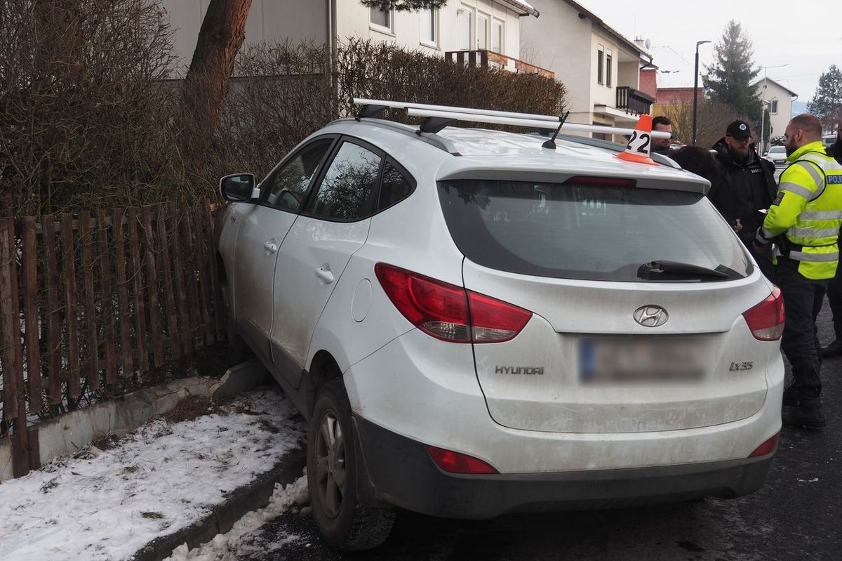 Žena v Šumperku vypila láhev vína, sedla za volant a pak bourala