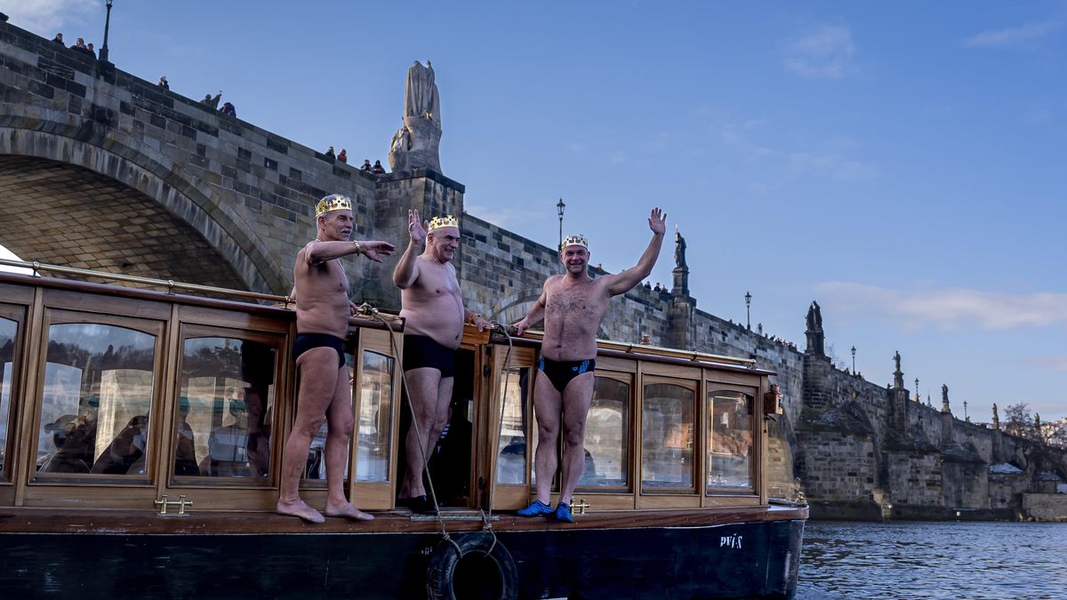 FOTO: Tři králové skočili pod Karlovým mostem do ledové Vltavy