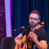 Milan Bátor je kytarista, hudební pedagog i hudební publicista.