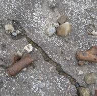 Zapečená zničená munice v místě výbuchu jednoho ze skladů