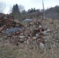 Hromady zničené munice vyvezené od vybuchlých muničních skladů