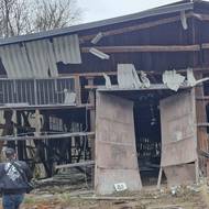 Výbuch skladu 16 zničil i dvě stě metrů vzdálený oplechovaný sklad na dřevo a materiál