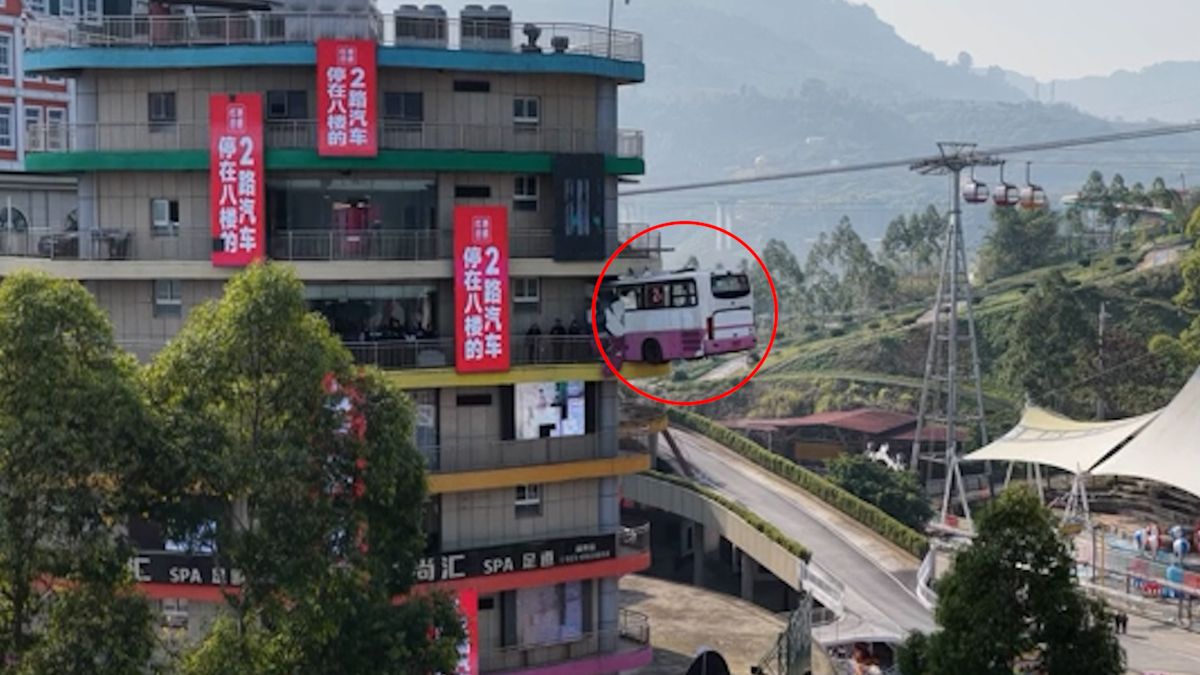 Jako by naboural. Autobus trčící z domu se stal v Číně turistickou atrakcí