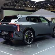 Podobně jako EV3 nabídne i EV4 GT pohon všech kol a kombinovaný výkon 215 kW.