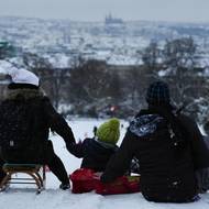 Riegrovy sady pod sněhem, ideální místo, kam vytáhnout boby.