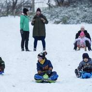 V akci jsou pekáče, boby s volantem, lopaty i sáně…