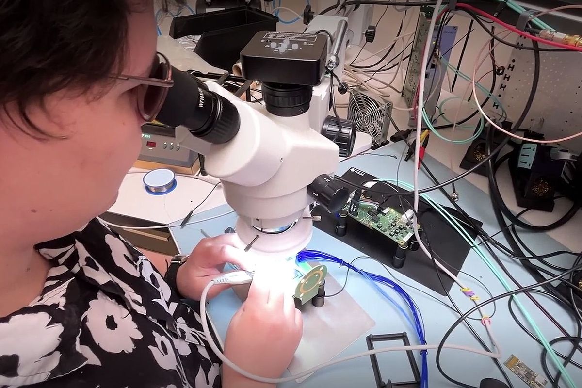 V Brně vylepšili elektronové mikroskopy, vložili do nich vesmírnou technologii chránící ISS