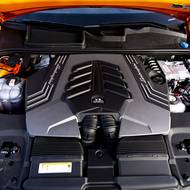 Čtyřlitrovému osmiválci nově sekunduje elektřina.