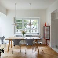 Obytný prostor v přízemí je krásně světlý. 