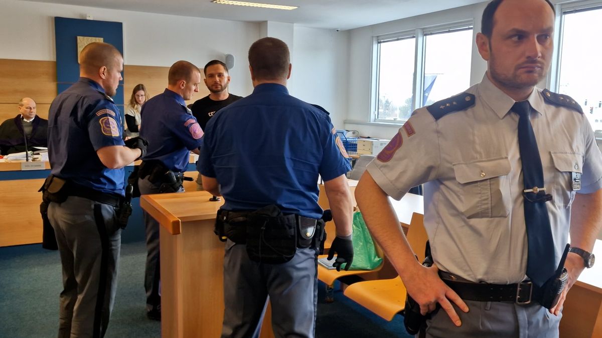 Vy budete mlčet! Obžalovaný žhář seřval po zahájení procesu zlínskou soudkyni