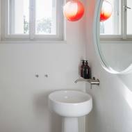 Toaletu v přízemí oživuje barevné světlo. 