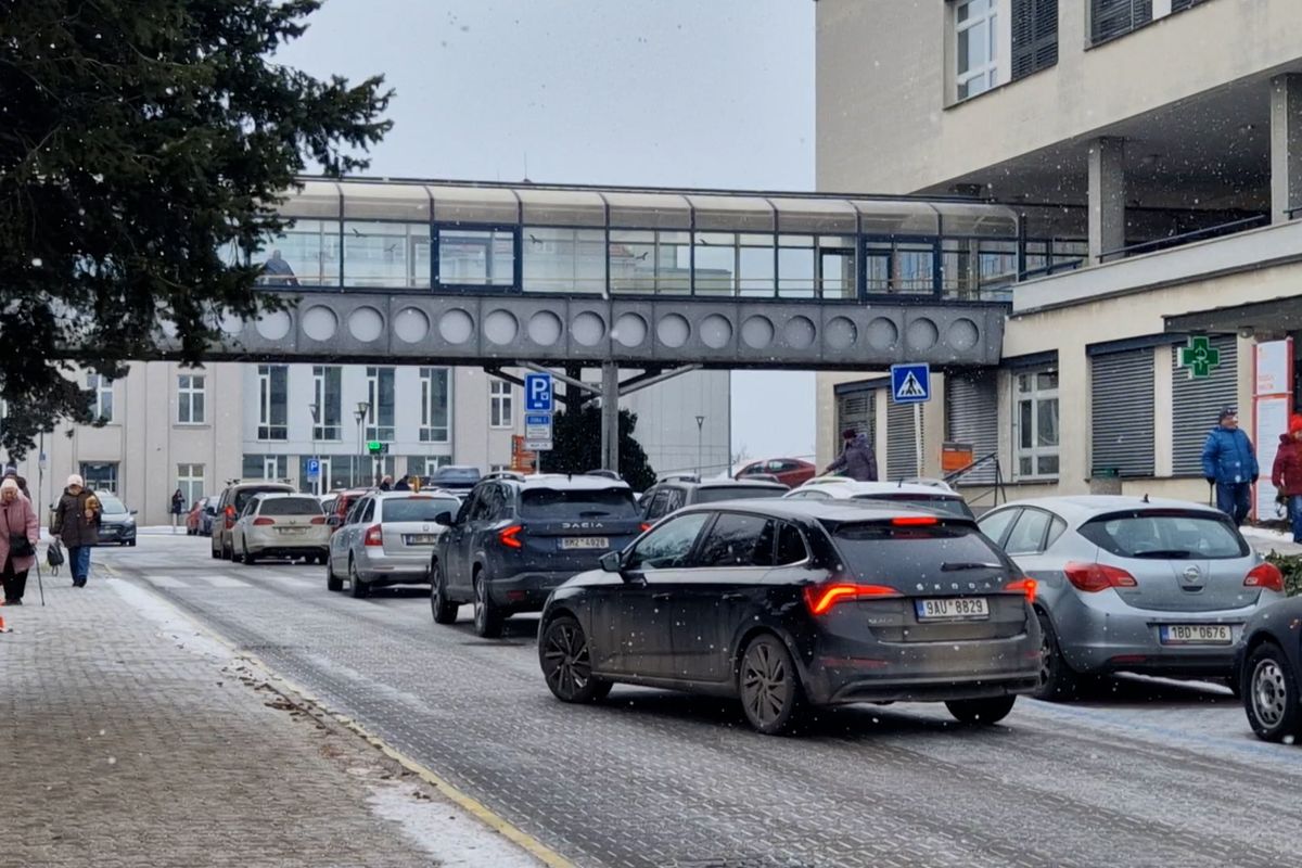 Onkologický ústav je v obležení aut. Spásou má být parkovací dům města