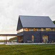 Střecha je jako by odříznutá od spodní části domu.