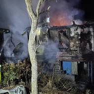 Hasiči likvidují požár chalupy ve Vizovicích na Zlínsku