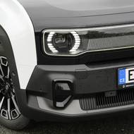 Zajímavostí vpředu i vzadu jsou výstupky z nárazníku, odkazující na historické chromované nárazníky vozu Renault 4.