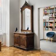 Majitelky si přály zachovat ze starého bytu i několik kusů historického nábytku.