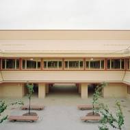 Z jednotlivých místností je výhled na dvoranu. 