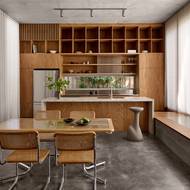 Kuchyňská linka nabízí velké množství úložných prostor.