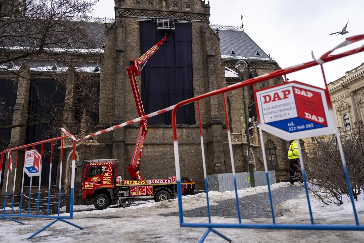 Natáčení filmu na Náměstí Míru a v kostele sv. Ludmily na snímku z 14. ledna 2026.