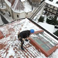 Shrnout je třeba veškerý sníh a led, který by mohl spadnout dolů.