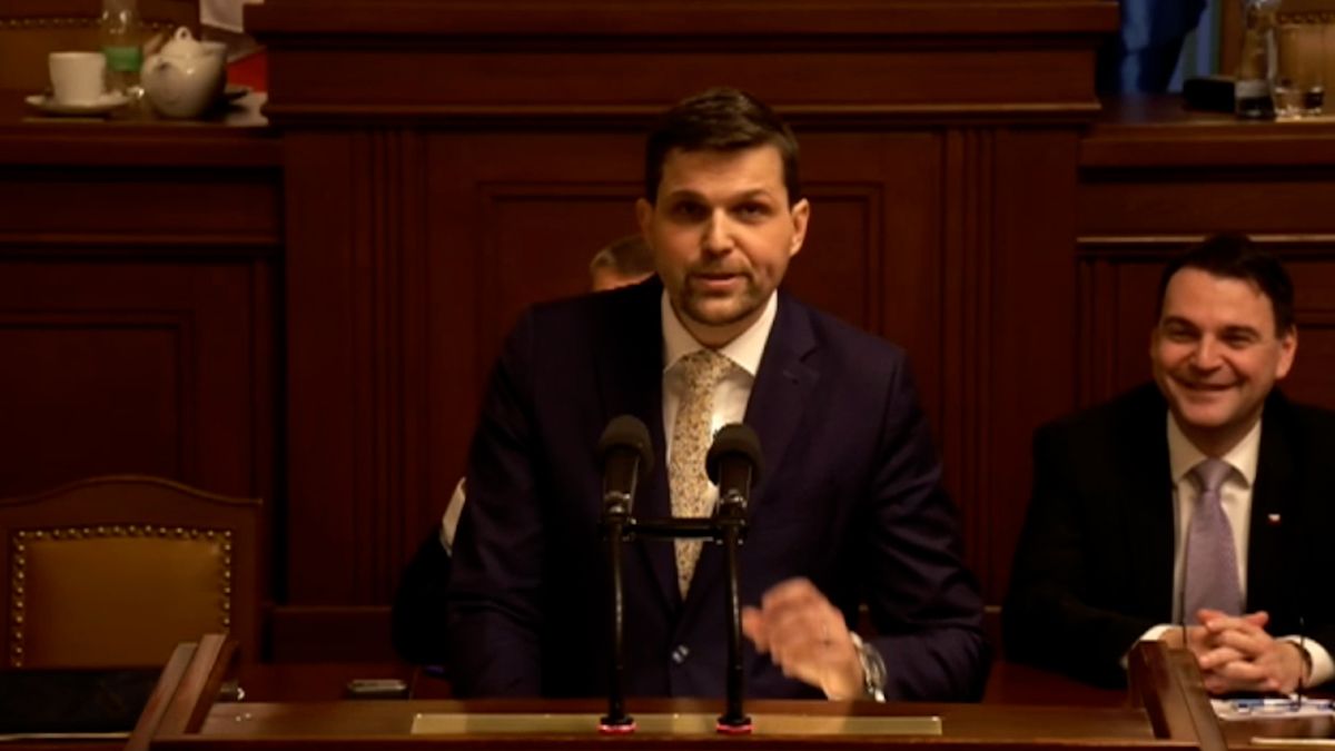 Nejste tak dokonalý jako Václav Klaus. Hladík pro Macinku parodoval exprezidenta