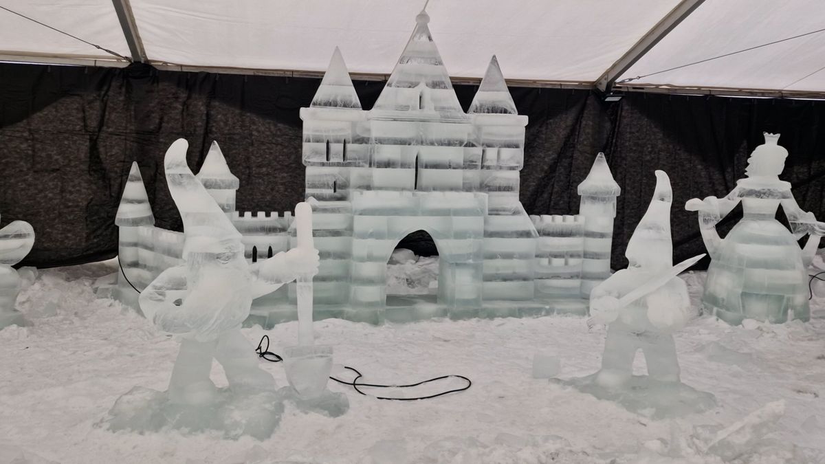 Jako v pohádce. Pustevny zdobí originální ledové sochy