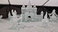 Jako v pohádce. Pustevny zdobí originální ledové sochy