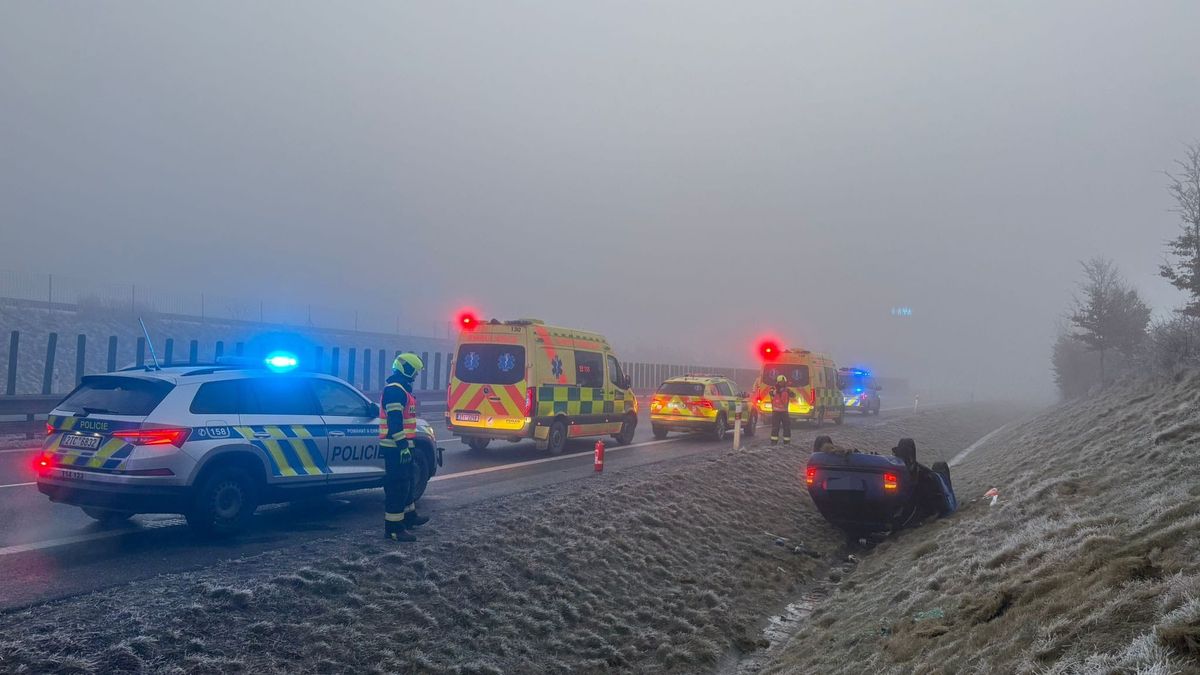 Kvůli ledovce a husté mlze musela policie uzavřít silnici z Ostravy na Opavu. Je tam šest nehod
