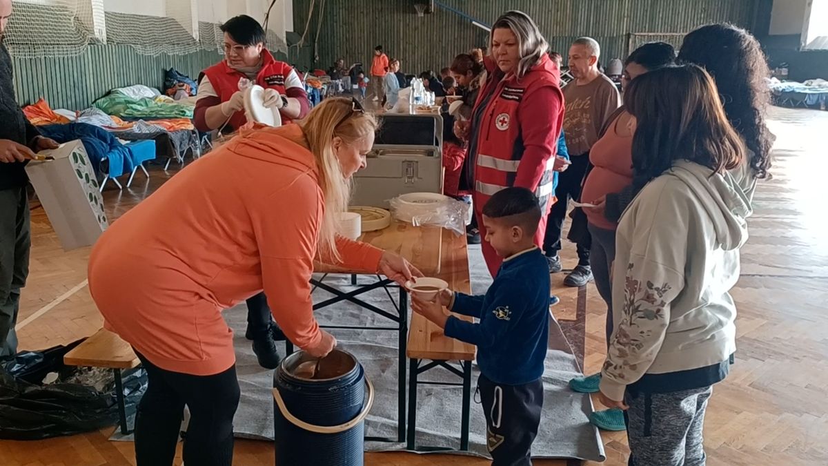 Přes 50 lidí včetně kojenců přišlo při požáru na Mladoboleslavsku o bydlení a přežívají v tělocvičně