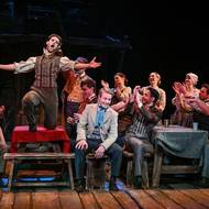 Bídníci jsou velkolepé a náročné představení. V novém brněnském provedení vystoupí přes sedmdesát účinkujících.