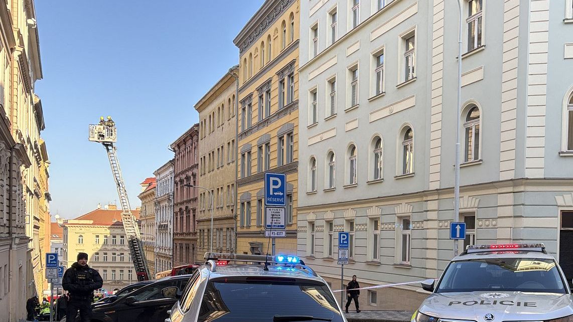 Požár bytu na pražském Žižkově: Jeden mrtvý, jedenáct zraněných