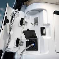 Nechybí možnost připojení sprchy.