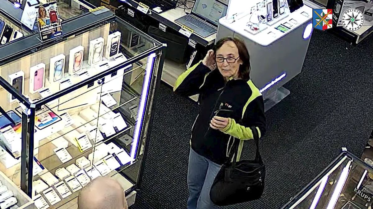 Seniorku obrali o půl milionu. Kriminalisté hledají ženu z videa