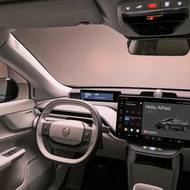 Kabina je minimalistická, slibuje rychlý infotainment, AI asistenta Gemini i prémiový audio systém.