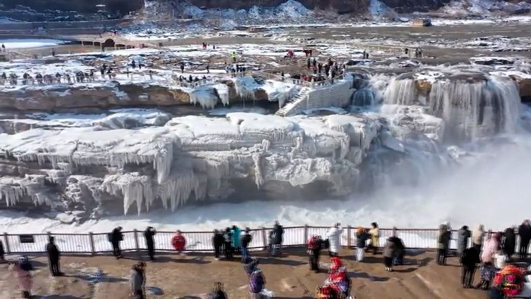 Turisté na Žluté řece obdivují vznikající rampouchy