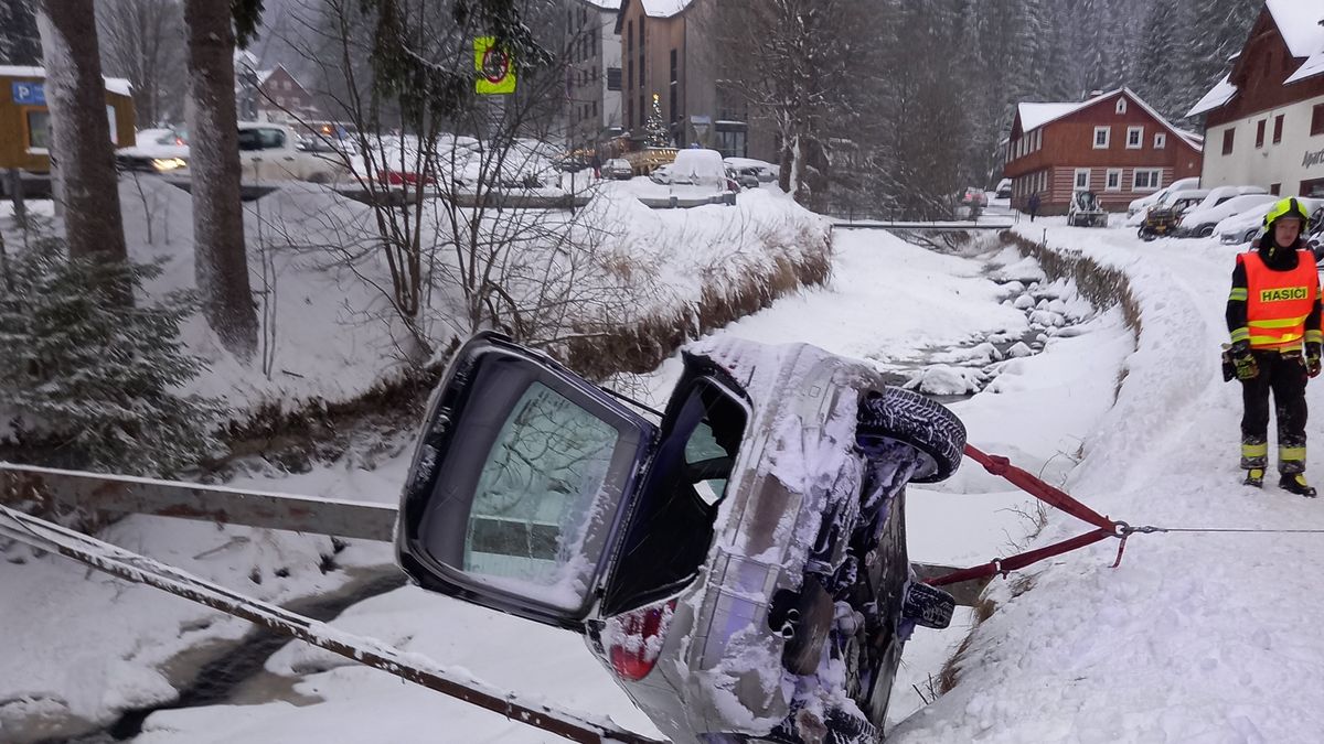 Hasiči v zasněžené Peci pod Sněžkou vyprošťovali zapadlá auta