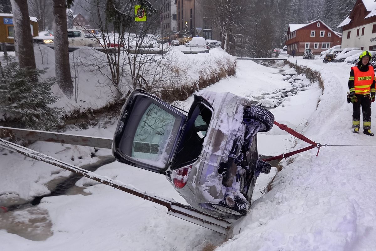 Hasiči v zasněžené Peci pod Sněžkou vyprošťovali zapadlá auta