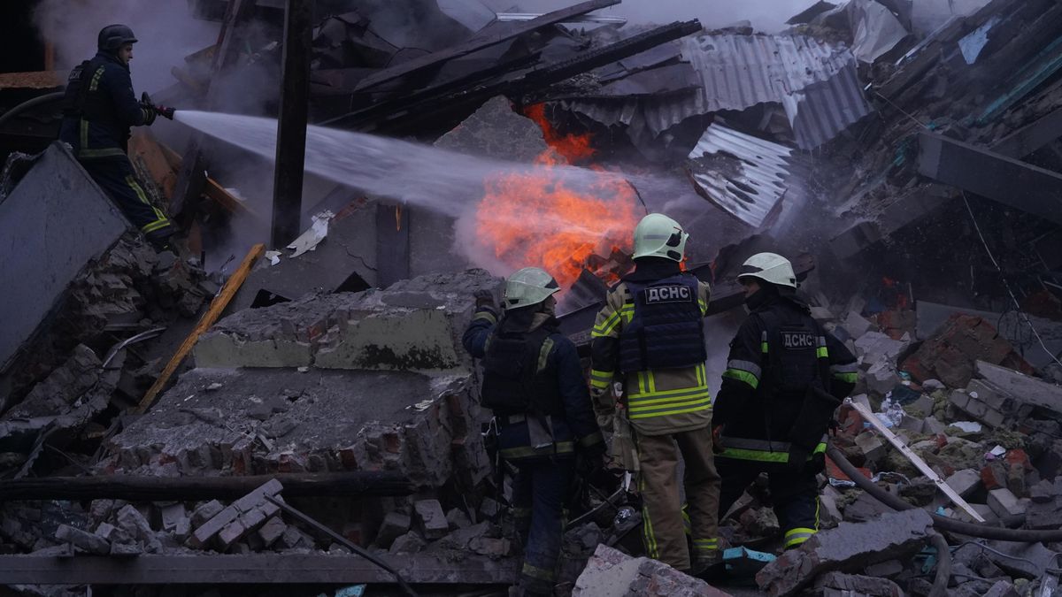 Ruské rakety v Charkově zasáhly obytnou výškovou budovu