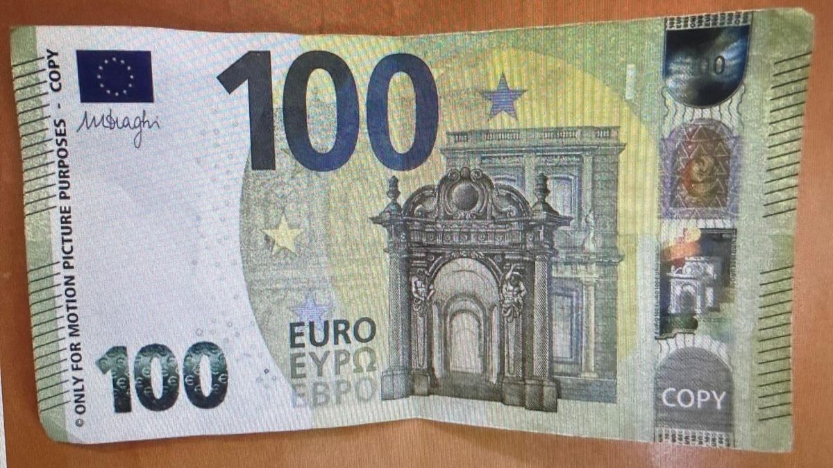 Falešné eurobankovky z videoklipu skončily v oběhu, policie obvinila mladého muže