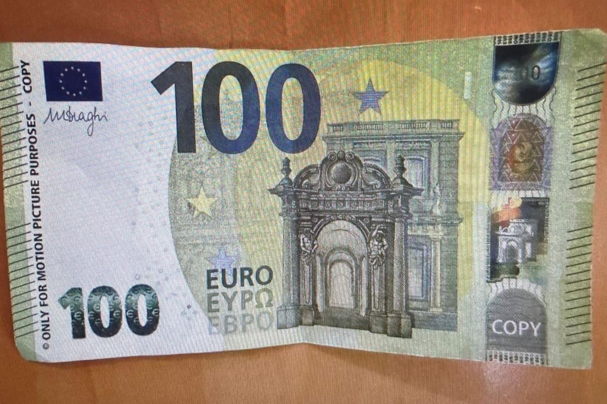 Falešné eurobankovky z videoklipu skončily v oběhu, policie obvinila mladého muže 