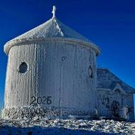 Kaple sv. Vavřince na vrcholku Sněžky, 25. 12. 2025.