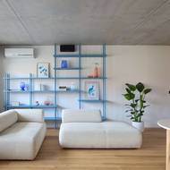 Světle modrá barva v bytě evokuje nebe a vodní hladinu.