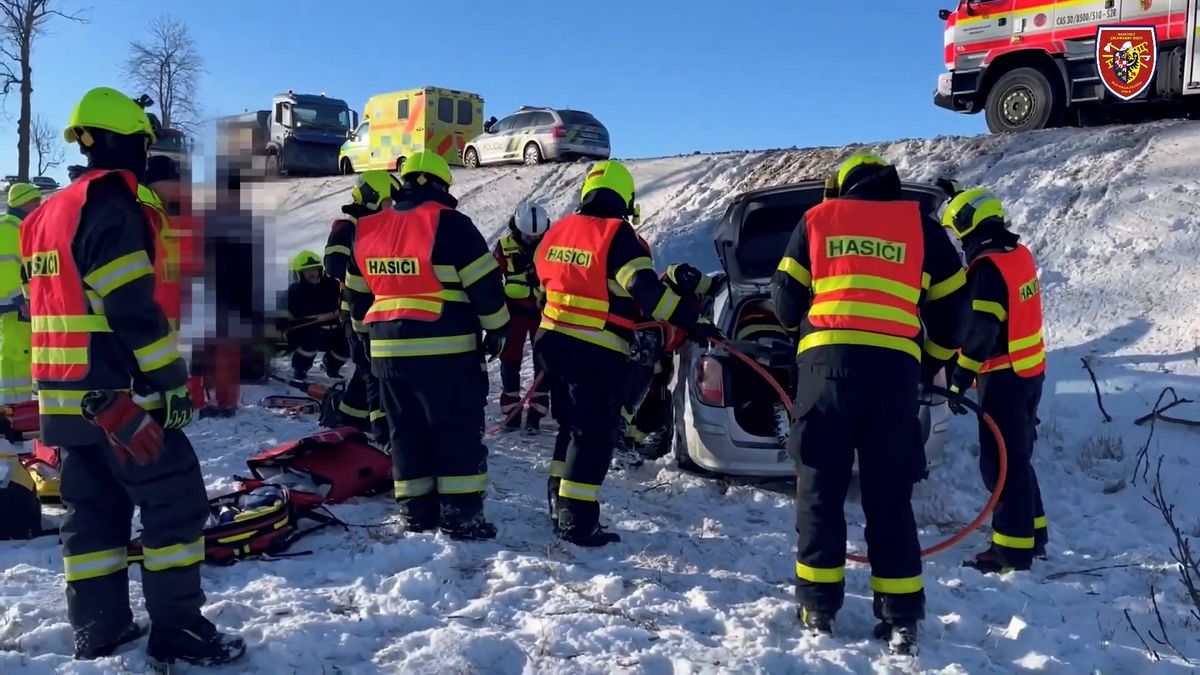 Záchranku zavolal dvanáctiletý spolujezdec. Řidič byl při nehodě na Bruntálsku těžce zraněn
