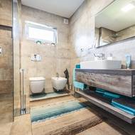 Majitelé jsou spokojení s podlahovým topením. Když přijdou z práce domů, není jim zima od nohou, což je obzvláště příjemné v koupelně.