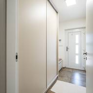 Po vstupu do domu se ocitneme v předsíni s botníkem a skříní.