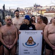 Při dvou stupních už je voda pořádně chladná. Pro srovnání, při nedávném Memoriálu Alfreda Nikodéma měla skoro o dva stupně víc. 