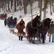 Nejprve vjela do hor koňská spřežení, až po nich traktory. 