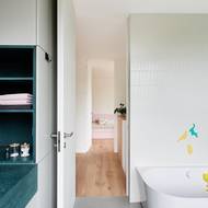 Architektka po domluvě s klienty zvolila do interiéru bílé dveře bez obložek a protažené až ke stropu.